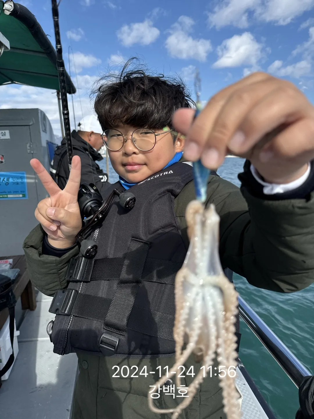 삼천포 쭈꾸미 선상낚시에서 쭈꾸미를 잡은 어린 조사님