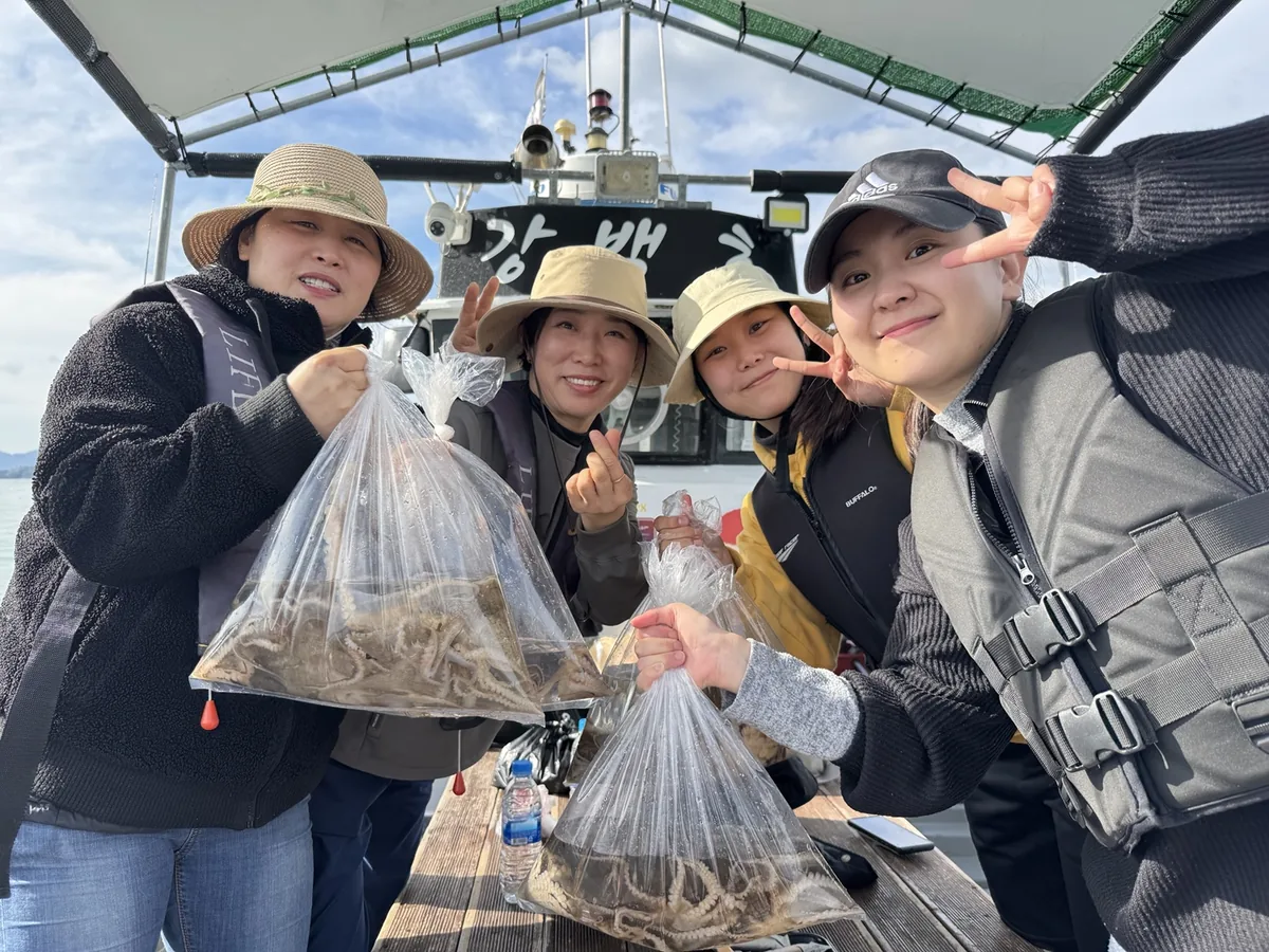 삼천포 강백호에서 쭈꾸미 조과와 함께 촬영한 단체 사진