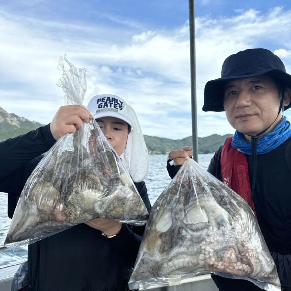 삼천포 선상낚시 강백호에서 잡은 문어와 갑오징어 조과를 든 조사님들